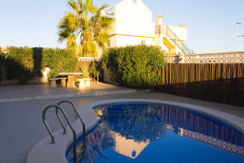 Privater Pool im Garten mit Palme – Villa Rosa in Camposol