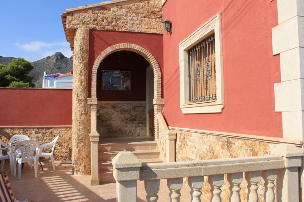 Hauseingang mit Natursteinbogen – Casa Roja in Bolnuevo