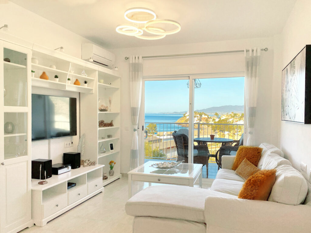 Wohnzimmer mit Sofa und Meerblick vom Balkon – Apartamento Sophie in Bolnuevo