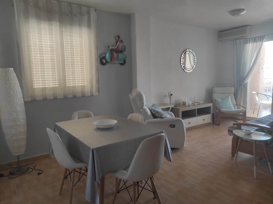 Essbereich mit Tisch und Sitzecke – Apartment Ros in Bolnuevo