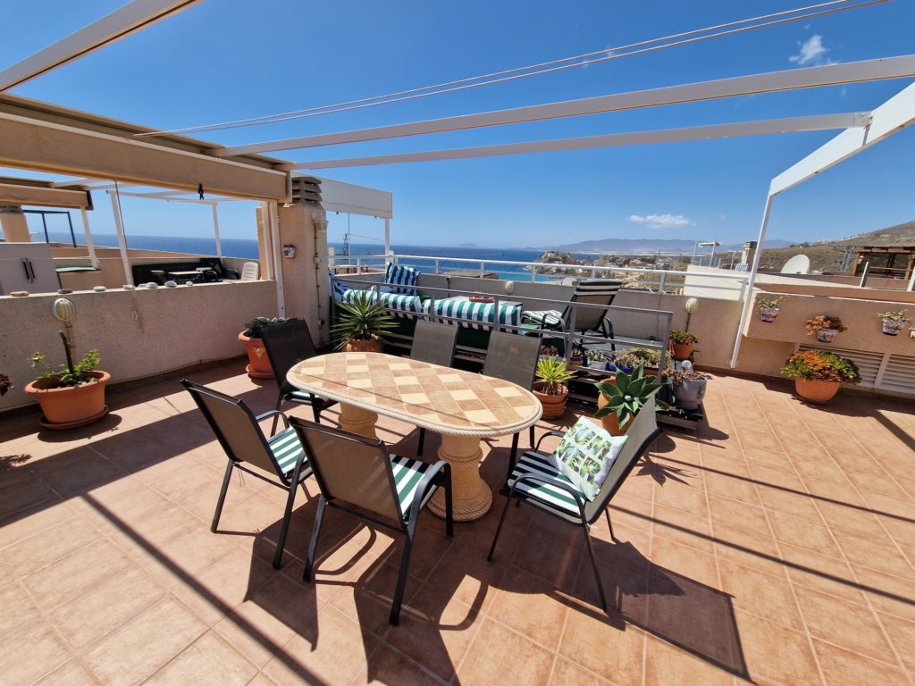 Dachterrasse mit Sitzgruppe und Meerblick – Nena in Bolnuevo