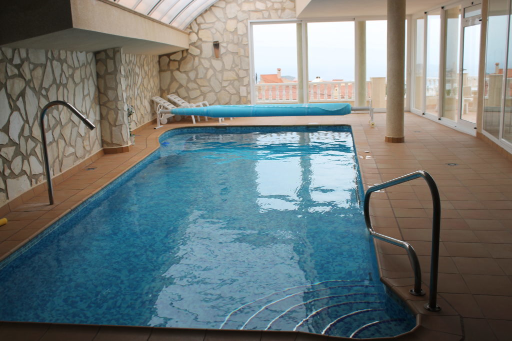 Privater Innenpool mit Panoramafenstern – Mirador in Bolnuevo